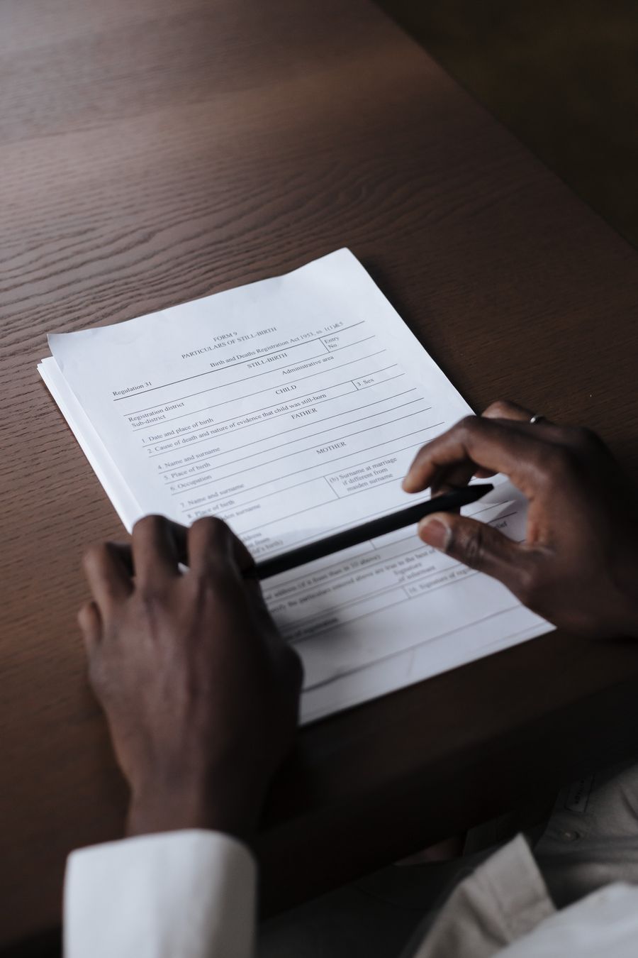 Une fondatrice signe ses statuts chez le notaire.